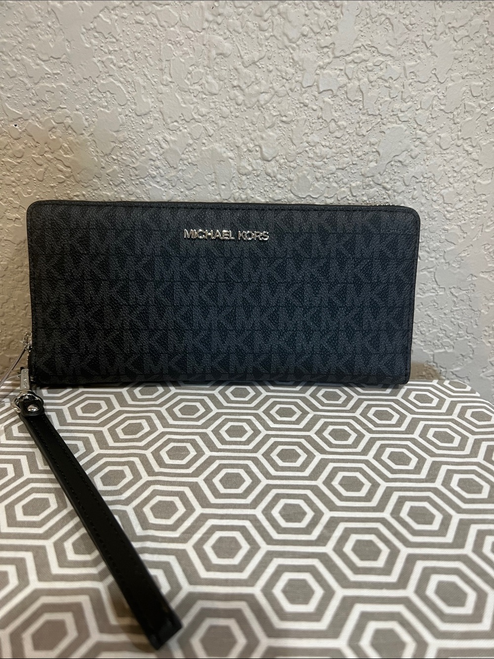 MICHAEL Michael Kors Black LG TRVL continental wallet with detachable strap